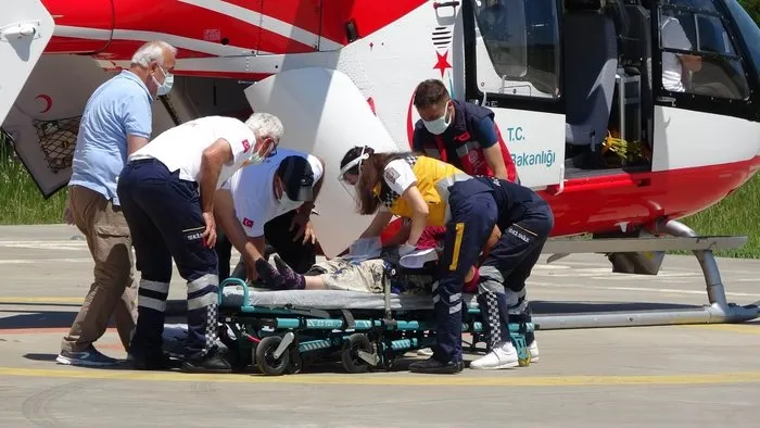 Kafasına kamyonetin arka kapağı düşen kadın ambulans helikopterle hastaneye kaldırıldı
