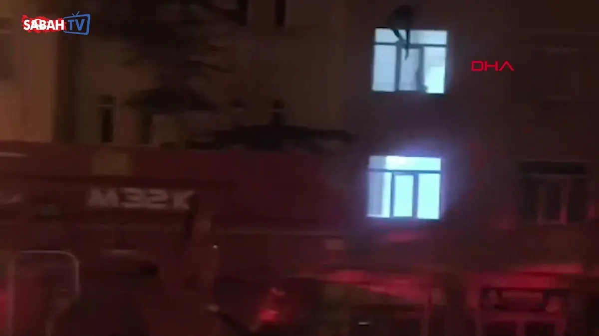 Çatıdan eve girmek isteyen adam 3’üncü kattan böyle düştü | Video videosunu izle Çatıdan eve girmek isteyen adam 3’üncü kattan böyle düştü | Video videosunu izle