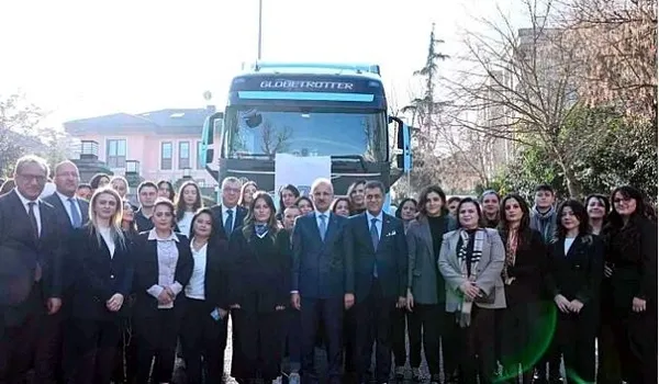 bakan-uraloglu-kadin-tir-soforlerini-dinledi-1732977054678.jpg