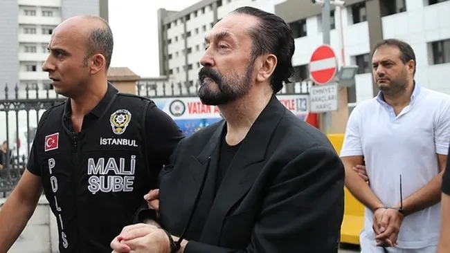 ‘Aşkım beyaz sana çok yakışmış!’ demesi üzerine… Adnan Oktar'dan tuhaf hareket
