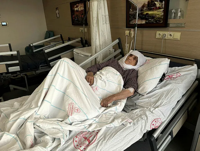 Jinsiy fotosuratlar bilan ajoyib porno aktrisalar Hojatxonada etuk porno tomosha qilish