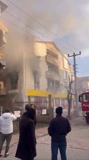 izmitte-4-katli-apartmanda-yangin-5-kisi-dumandan-etkilendi-1768932981006.jpg