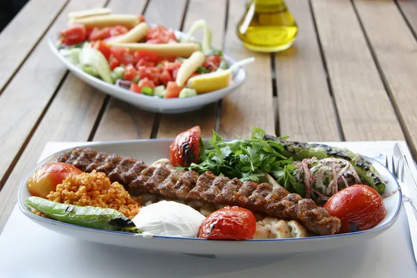 diyetisyen-acikladi-bu-kebabi-yiyenin-bagisikligi-celik-gibi-oluyor-1703661225024.jpg