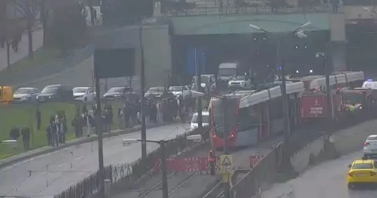 İstanbul’da feci olay: Tramvayın altında kalan kişi öldü!