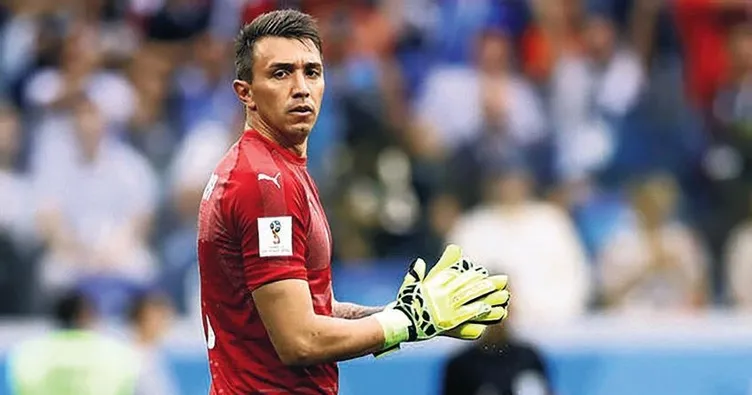 Muslera Uruguay’a veda etti!