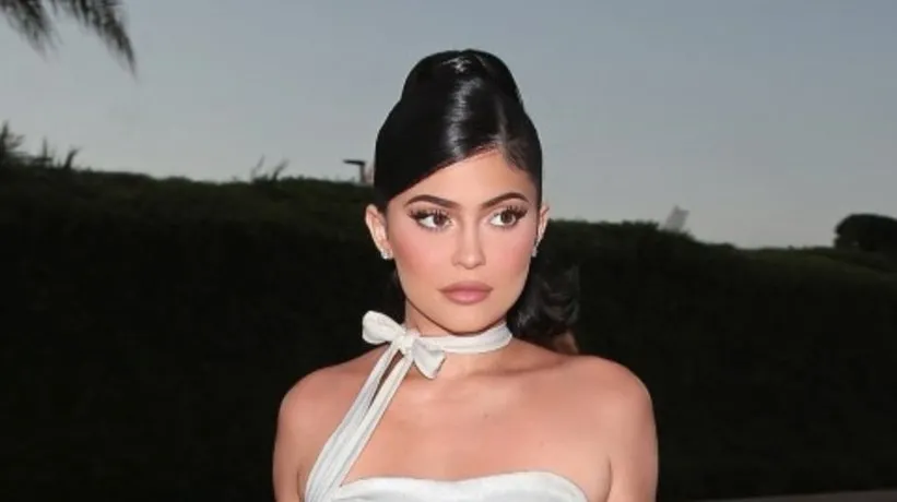 Kylie Jenner’ın pürüzsüz cildinin sırrı! Bu yöntem cildi parıl parıl parlatıyor…