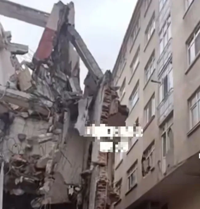 kucukcekmecede-yikimi-yapilan-bina-baska-bir-binanin-uzerine-devrildi-1770906579700.jpg