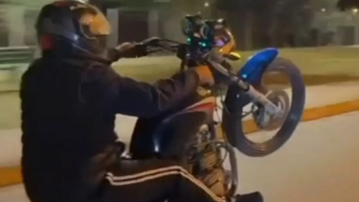 Motosikletle yaptığı şovlar pahalıya patladı: Hem ceza yedi hem ehliyetinden oldu! Motosikletle yaptığı şovlar pahalıya patladı: Hem ceza yedi hem ehliyetinden oldu!