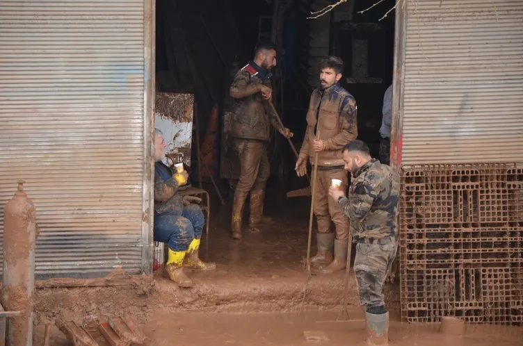 Şanlıurfa'da Mehmetçik sahada... Sel felaketinin yaraları sarılıyor