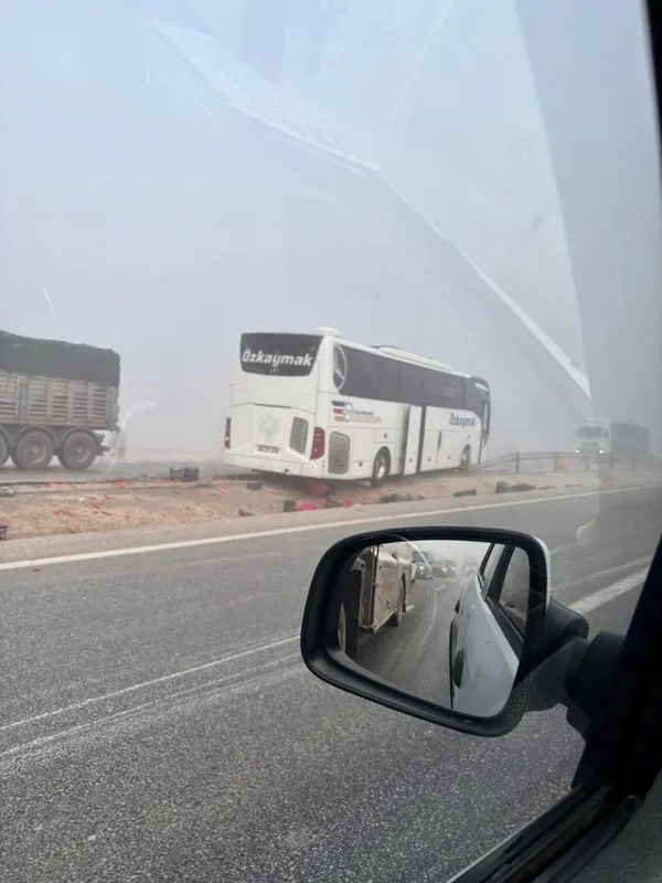 sis-ve-gizli-buzlanma-kazaya-neden-oldu-yolcu-otobusu-tir-ve-otomobiller-birbirine-girdi-1766260893663.jpg