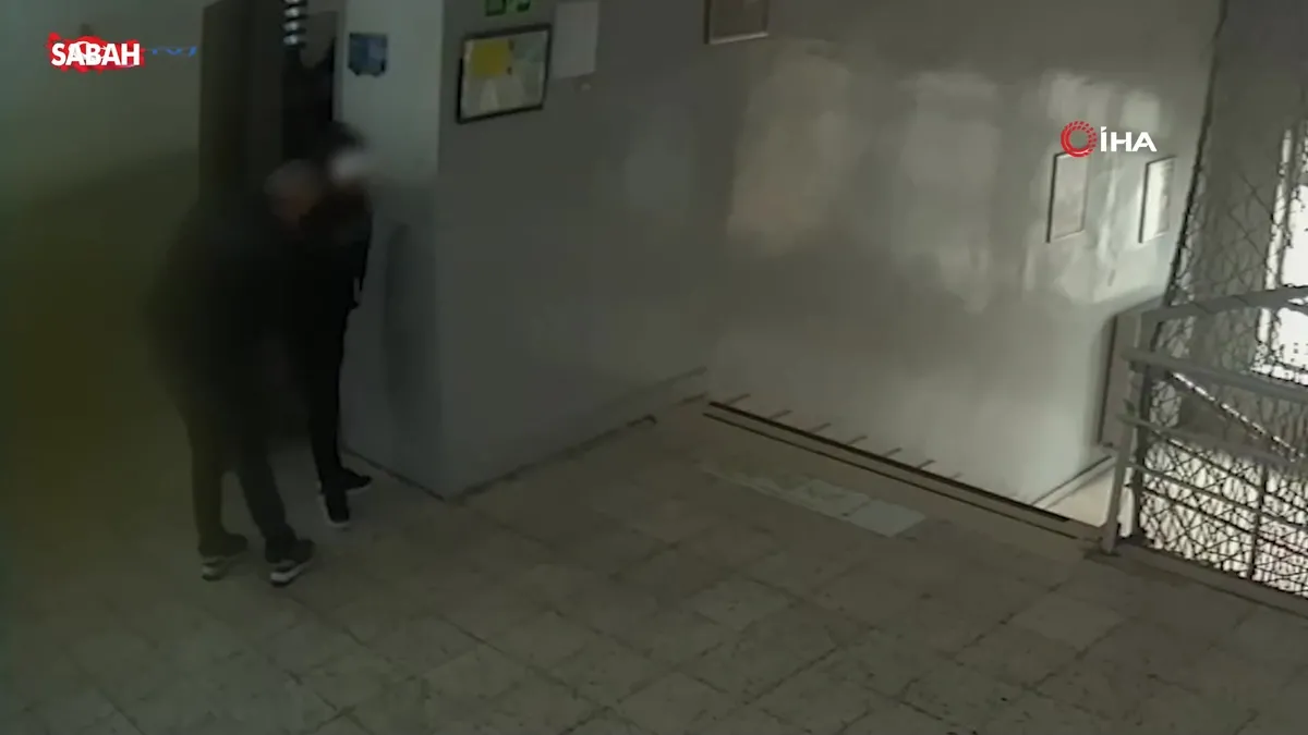 Öğretmenin Heimlich manevrası, boğulmak üzere olan 10 yaşındaki öğrenciyi hayata döndürdü videosunu izle Öğretmenin Heimlich manevrası, boğulmak üzere olan 10 yaşındaki öğrenciyi hayata döndürdü videosunu izle