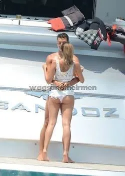 Mesut Özil tatilde aşka geldi