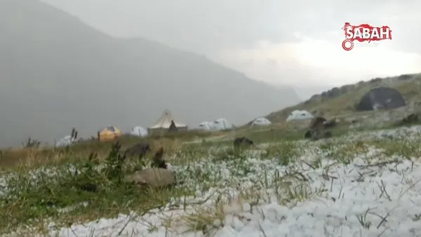 Yaylada kamp yapan dağcılara dolu sürprizi | Video