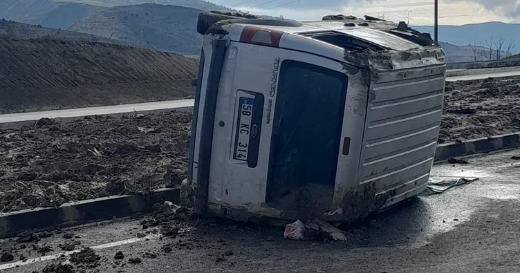 Hafif ticari araç devrildi: 2 yaralı