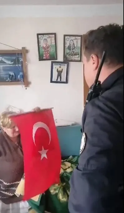 engelli-suzan-teyzenin-bayrak-aski-cumhuriyetin-100-yili-nedeniyle-istedigi-bayrak-polis-ekibi-tarafindan-evin-1698738877304.jpg