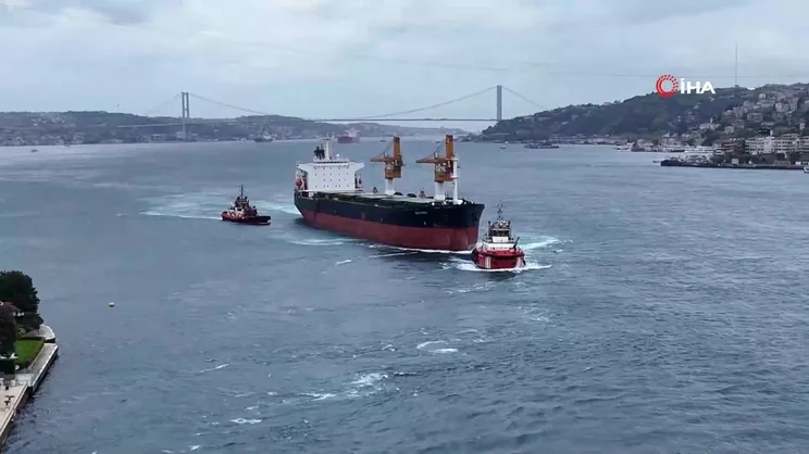 İstanbul Boğazı'nda gemi arızası | Video