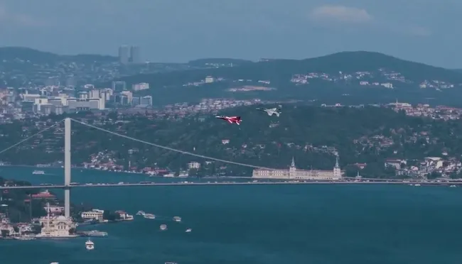 istanbul-semalarinda-hurjet-ruzgari-bogazdaki-o-anlari-gorenler-gozlerine-inanamadi-1780051149240.jpg