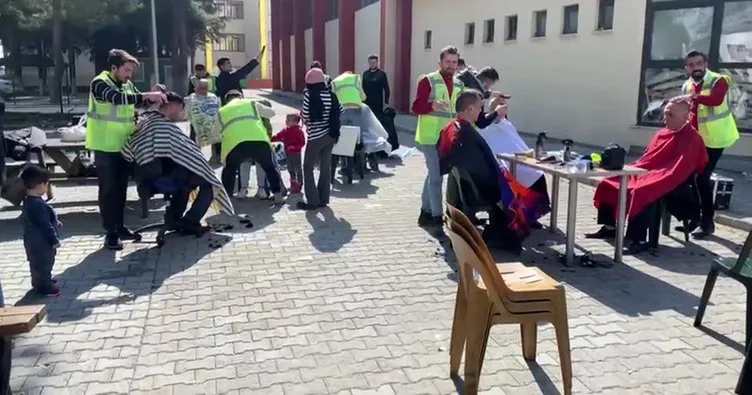 Gönüllü berberler, depremzedeler ile arama- kurtarma ekiplerini tıraş etti