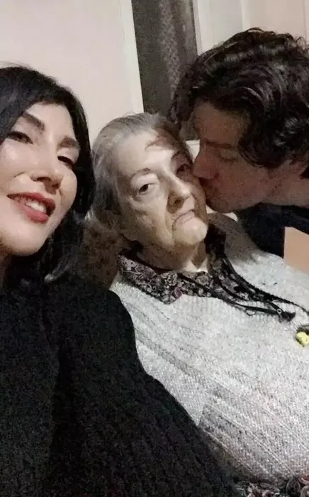 Hande Yener’in acı günü! 82 yaşındaki annesini kaybettiğini duyurdu!