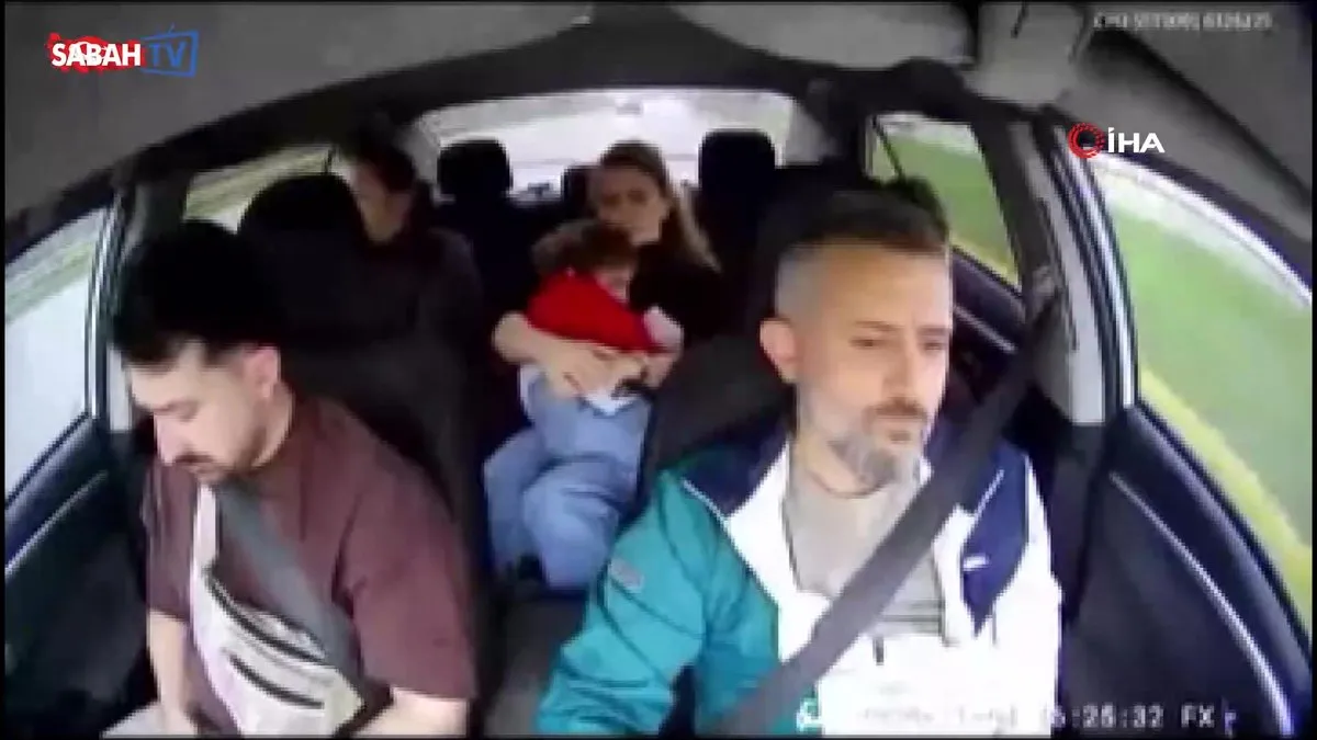 Taksi şoförü, 6 kişinin canını ustaca manevrayla kurtardı | Video videosunu izle Taksi şoförü, 6 kişinin canını ustaca manevrayla kurtardı | Video videosunu izle