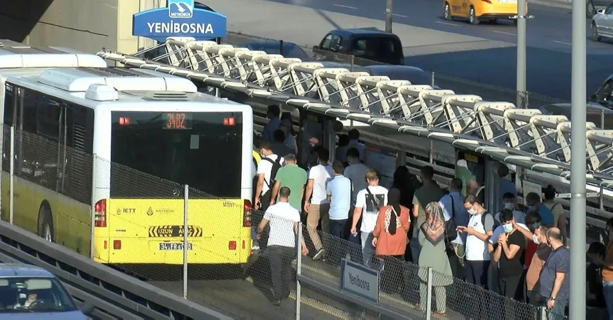 Istanbul Da Is Cikisi Metrobuste Ve Trafikte Buyuk Yogunluk Son Dakika Haberler
