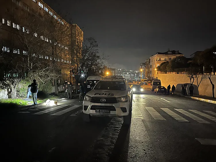 Esenyurt’ta sokak ortasında başından vurulmuş halde bulundu!