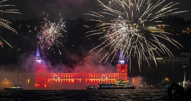 İstanbul Boğazı’nda havai fişek gösterisi İstanbul Boğazı’nda havai fişek gösterisi