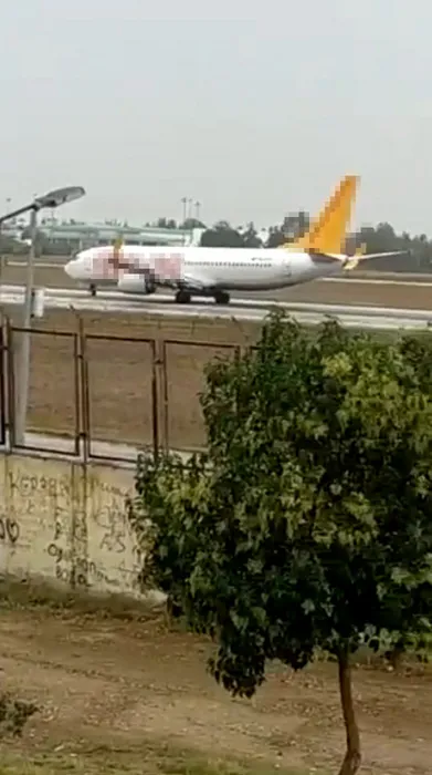 Son dakika: Adana’da akılalmaz olay! Uçağın önüne atladılar