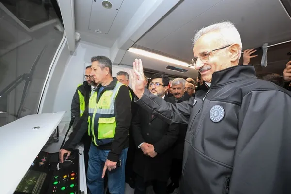 her-sey-ile-yerli-ve-milli-metro-hatta-bakan-uraloglu-acikladi-gebze-darica-metrosu-gunde-330-bin-yolcu-tasiya-1738932673610.jpg