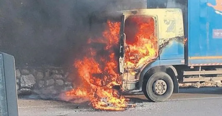 Kargo kamyonu alev alıp yandı