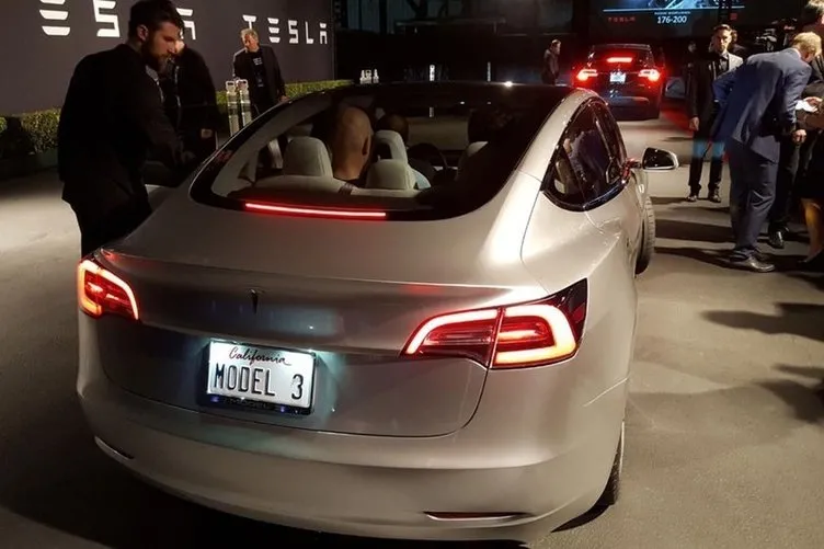 Tesla Model 3’ün ilk fotoğraflarını Elon Musk paylaştı