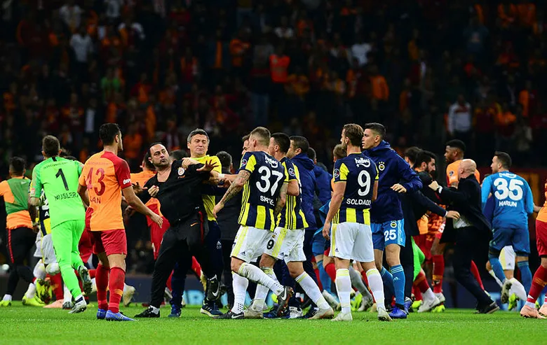 galatasaray-fenerbahce-derbilerinin-faturasi-agir-oluyor-en-cok-ceza-alan-oyuncular-ve-fatih-terim-1637306355974.jpg