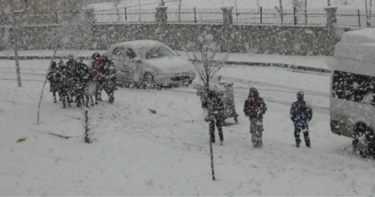 Ağrı’da kar yağışı bazı okulları tatil ettirdi