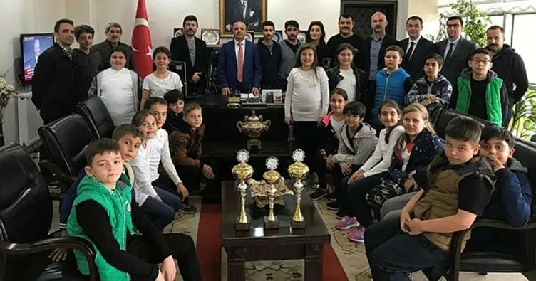 Halk oyunları şampiyonları Kaymakam Öner’i ziyaret etti