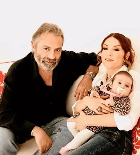 Aşkın Nur Yengi’den 19 yaşındaki kızı Nazlı’ya sahnede sürpriz kutlama! Ömrüm senin olsun!