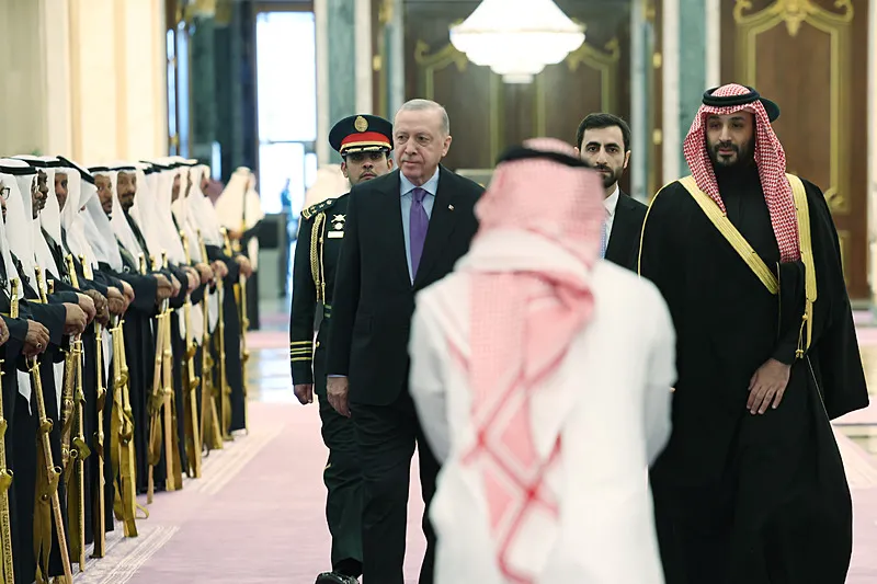 Riyad’daki kritik zirve dünya basınında: Suudi Arabistan bölgesel zorluklar karşısında Türkiye’ye ihtiyaç duyuyor!