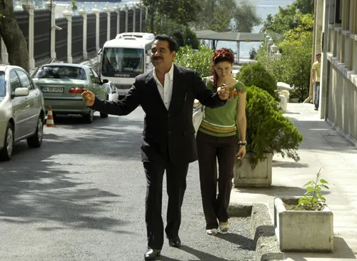 İbrahim Tatlıses Adliye'den türkü söyleyip oynayarak çıktı