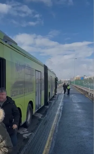 karli-havada-metrobus-cilesi-metrobus-arizalandi-vatandaslar-yurumek-zorunda-kaldi-1740125782170.jpg