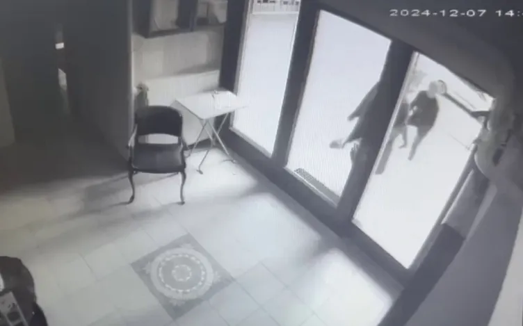 İstanbul’da inanılmaz görüntü: Kuyumcudan çıkan kadın neye uğradığını şaşırdı!