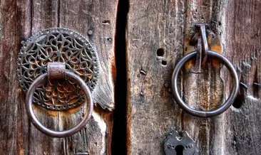 UNESCO tescilli kilit ustası, eski kapı kilitleri ve tokmakları yapıyor