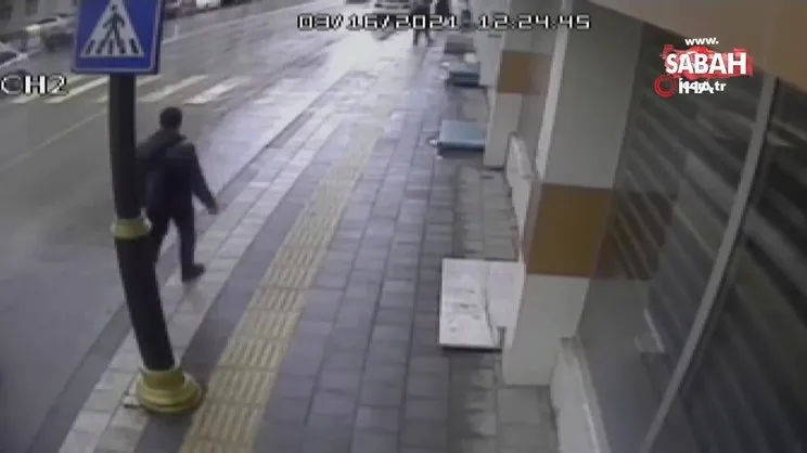Sivas'ta otomobilin altında kalmaktan son anda böyle kurtuldular... | Video