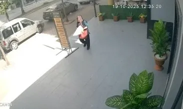 Adana'da yaşlı kadından beklenmedik hareket: İş yerinin önündeki yapay çiçekleri çaldı! #adana