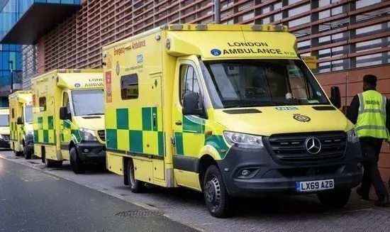 İngiltere’de sağlık sistemi çöktü: 16 saat ambulans beklediler! Hastaneye götürülmeniz garanti değil