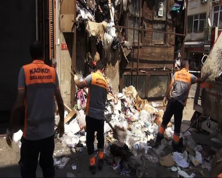 Kadıköy’de bir binadan 10 kamyon dolusu çöp çıktı