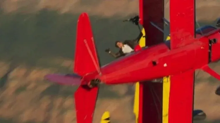 Tom Cruise gökyüzünde süzülen uçağın kanadına çıktı! Hayranlarının yüreklerini ağzına getiren görüntü