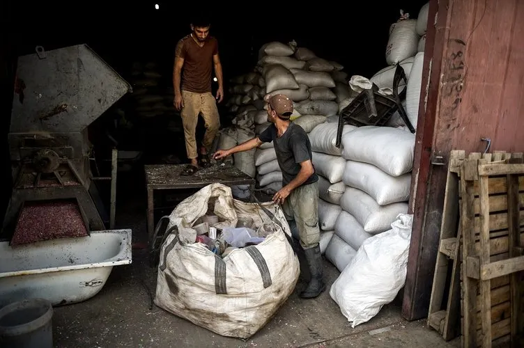 Gazze’de plastik atıklardan hasır üretimi