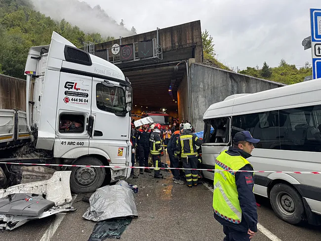 bartinda-minibus-ile-tir-carpisti-1-olu-11-yarali-1790608054836.jpg
