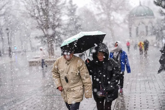 son-dakika-meteorolojiden-istanbul-icin-firtina-ve-kar-uyarisi-tarih-verildi-sicakliklar-10-derece-birden-duse-1767964482984.jpg