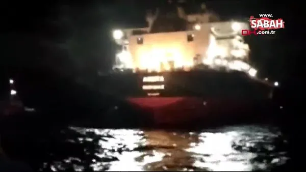İstanbul Boğazı'nda makine arızası yapan gemi römorkörlerle çekiliyor | Video