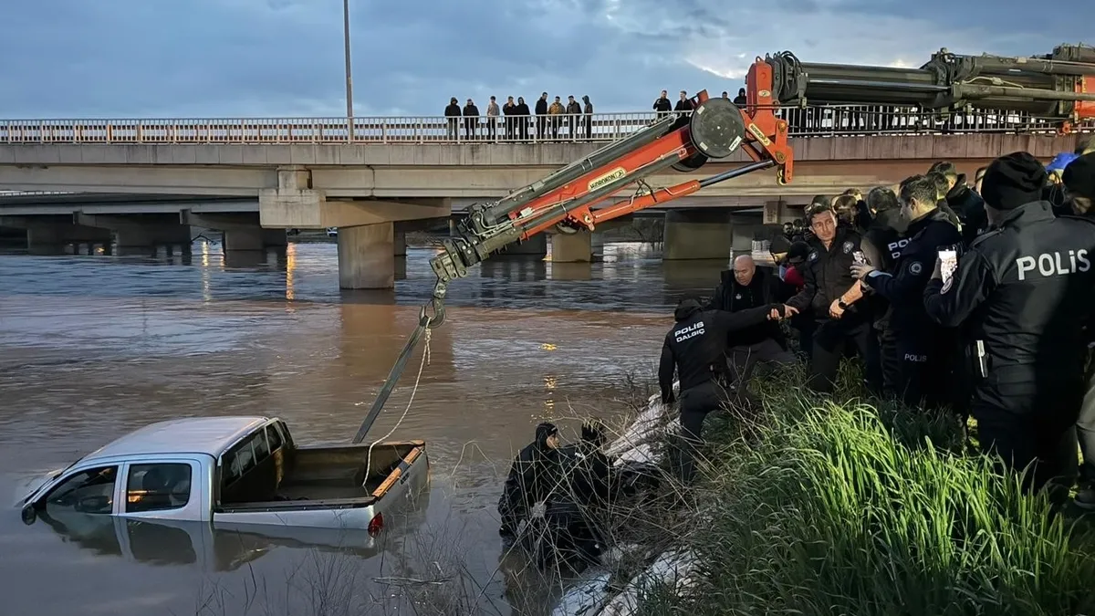 Aracıyla dereden geçerken akıntıya kapılan sürücü can verdi